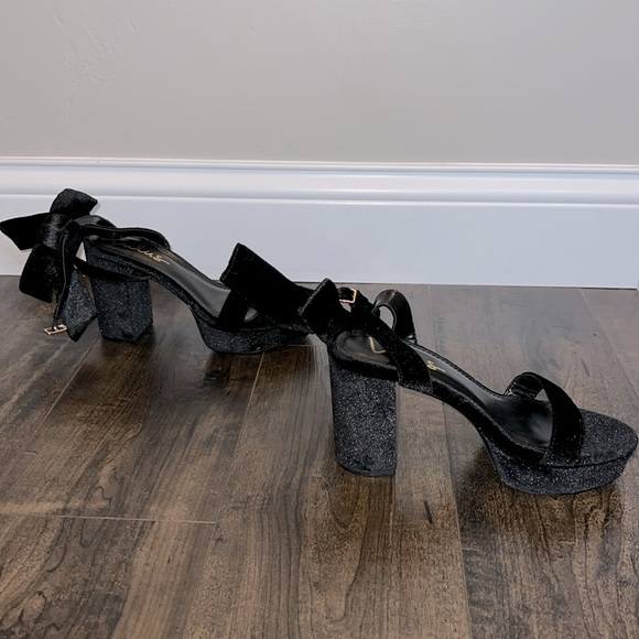 NWOT Lulus Sassyy Black Velvet Bow Platform Ankle Strap Sandals - Picture 5 of 8
